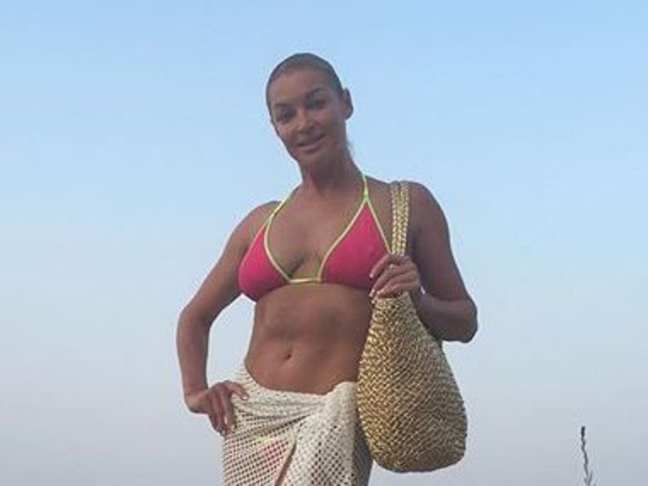 Волочкова:&nbsp;Мне моя команда передает, что многие не могут пережить мои подарки, "Майбах", охапки белых роз, мой успех, мои проекты, мои шпагаты, роскошные отдыхи. Солнышки мои, ну вы уж простите... Я это все заслужила!