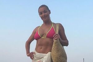 Волочкова: Мне моя команда передает, что многие не могут пережить мои подарки, "Майбах", охапки белых роз, мой успех, мои проекты, мои шпагаты, роскошные отдыхи. Солнышки мои, ну вы уж простите... Я это все заслужила!