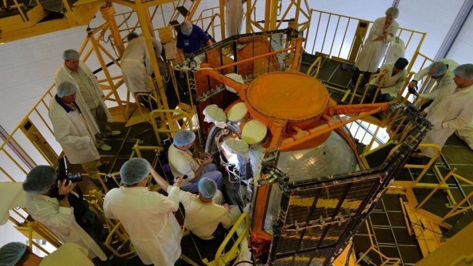 Консультации по техническому проектированию спутников ведут космические войска РФ и самарский ракетно-космический центр "Прогресс"