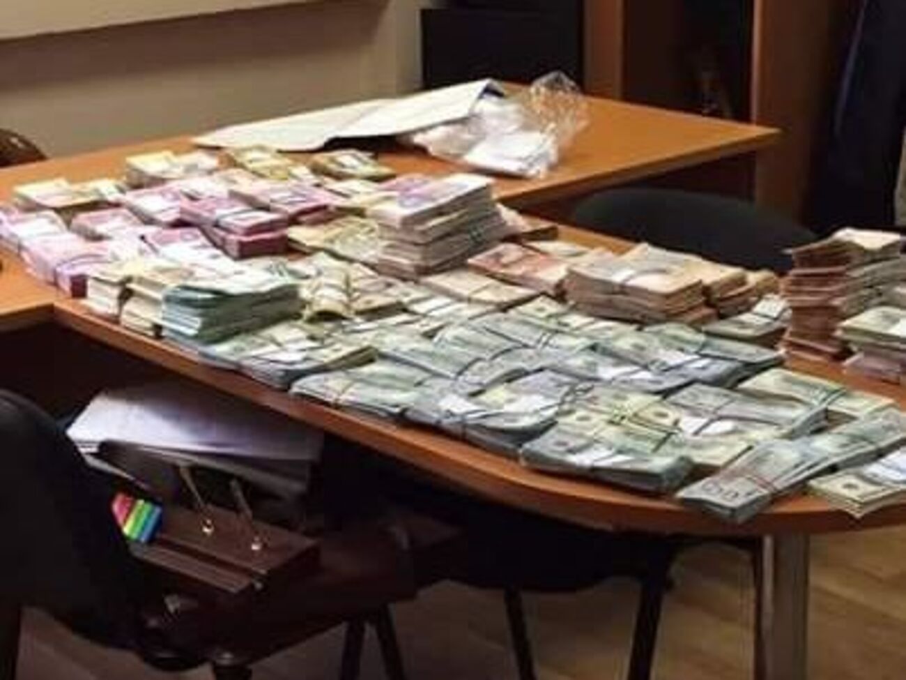 Задержанные подозреваются во взяточничестве в особо крупных размерах