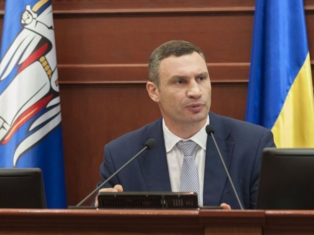 Кличко сообщил, что к поливу дорог привлечены коммунальные службы