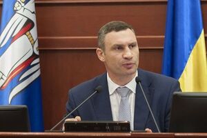 Кличко сообщил, что к поливу дорог привлечены коммунальные службы