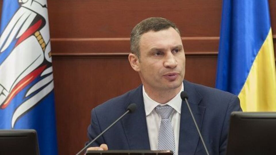 Кличко сообщил, что к поливу дорог привлечены коммунальные службы