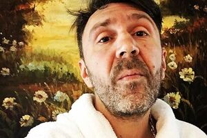 Шнуров: С Тимощуком я приятельствую еще со времен его блистательной игры в "Зените". Он игрок сборной Украины. Да, Карл, Украины! И форма у него соответствующих цветов. О, ужас!