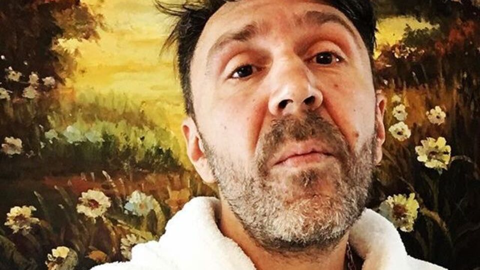 Шнуров: С Тимощуком я приятельствую еще со времен его блистательной игры в "Зените". Он игрок сборной Украины. Да, Карл, Украины! И форма у него соответствующих цветов. О, ужас!