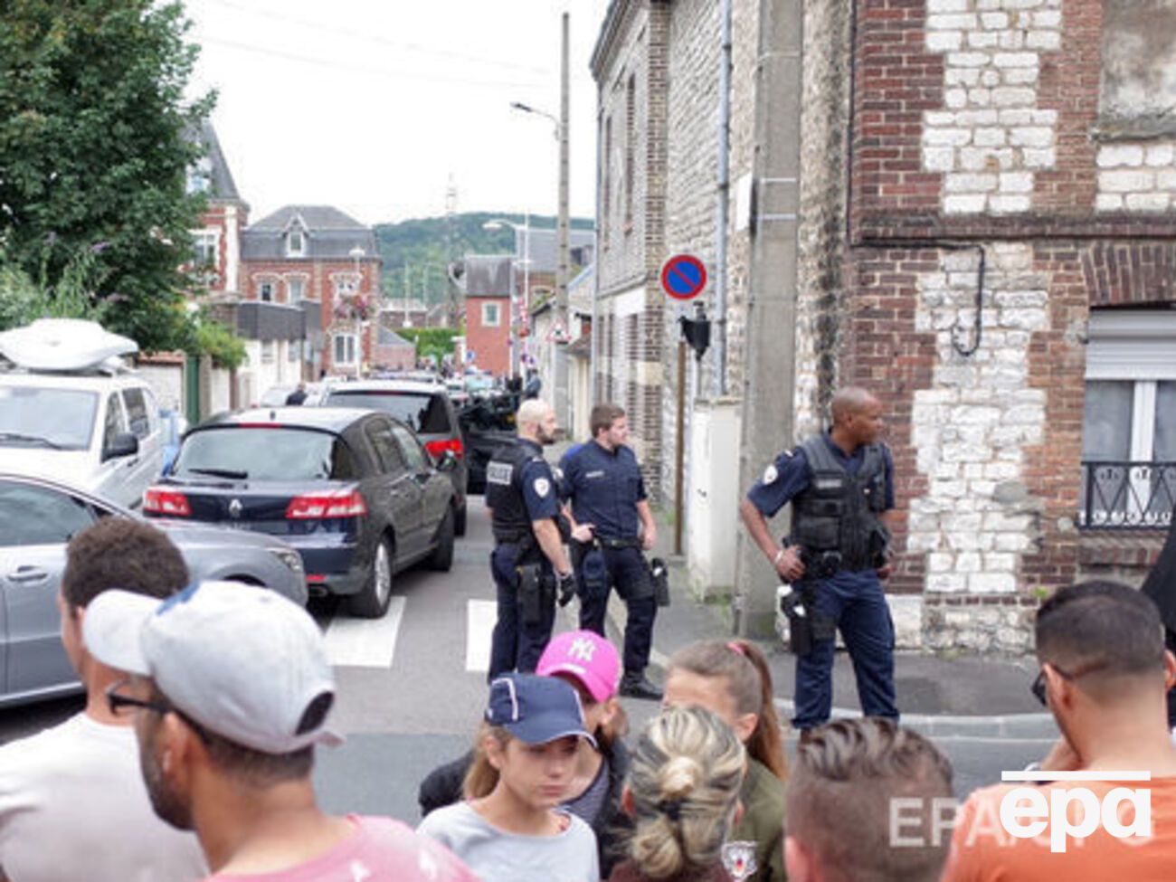 В результате нападения на церковь в Сент-Этьенн-дю-Рувре погиб священник