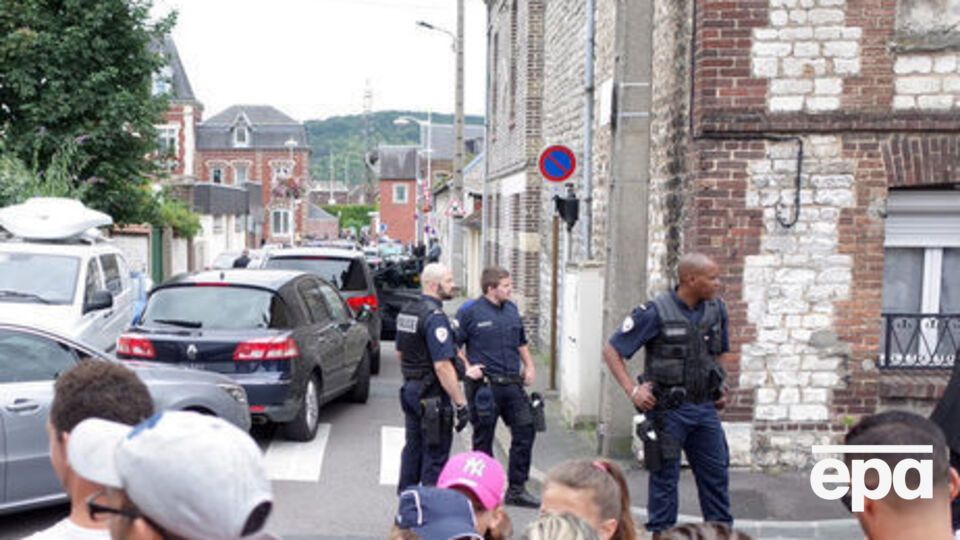 В результате нападения на церковь в Сент-Этьенн-дю-Рувре погиб священник