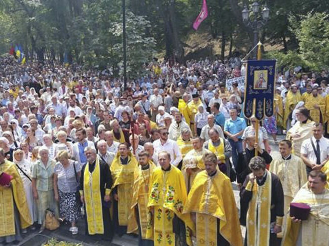 На Владимирской горке начался молебен при участии верующих УПЦ КП