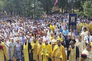 На Владимирской горке начался молебен при участии верующих УПЦ КП