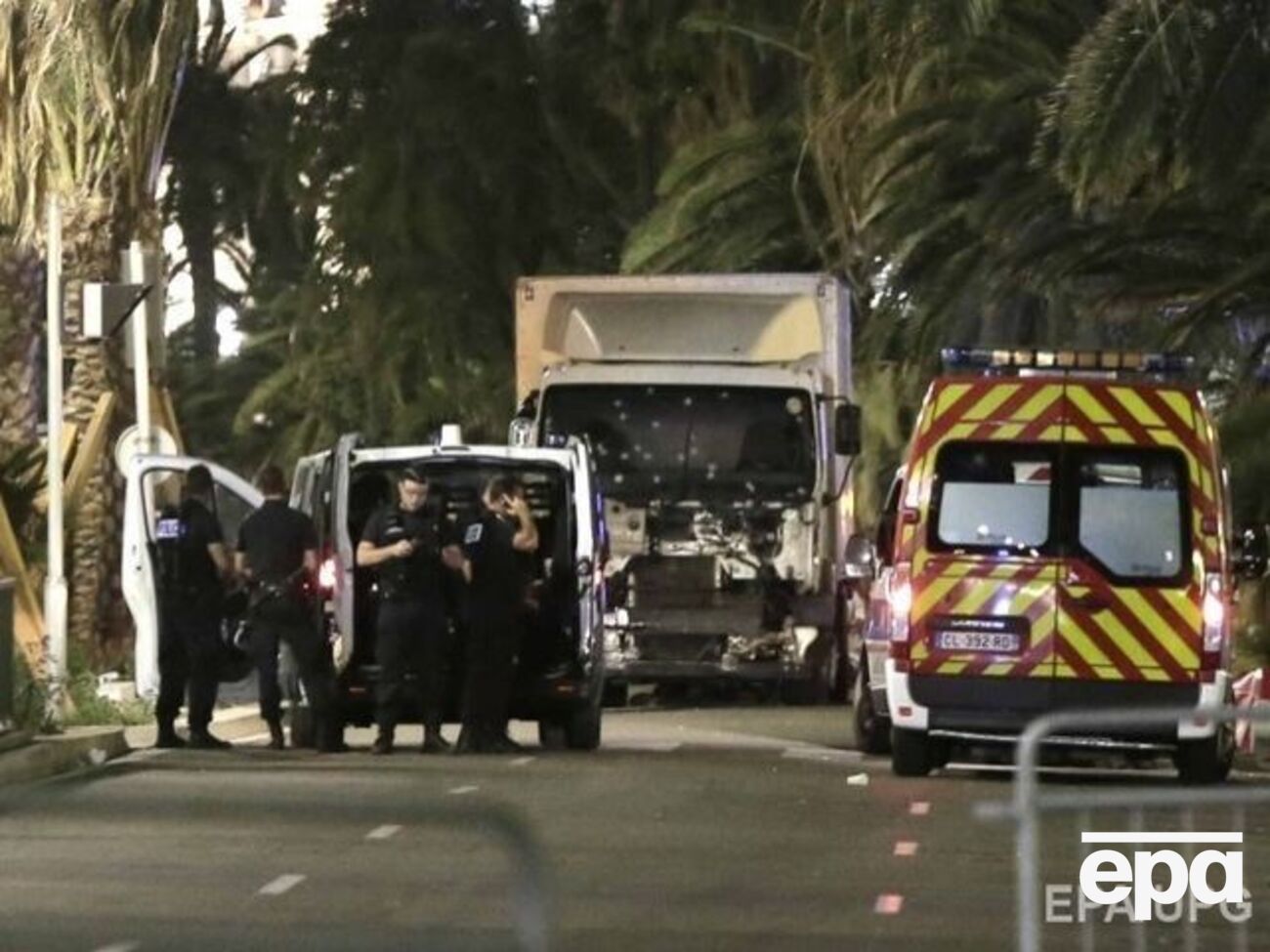 В этом месяце в Ницце грузовик въехал в толпу людей, погибли 84 человека