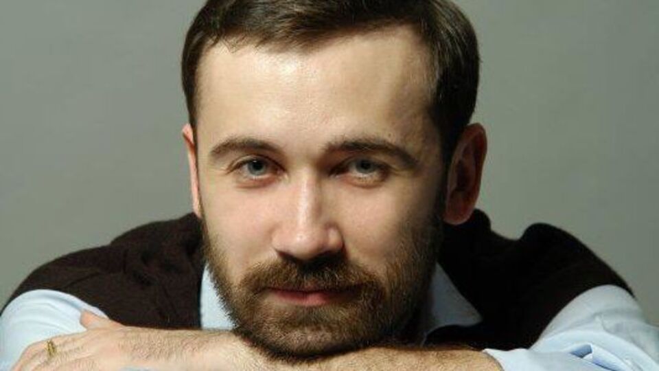 Илья Пономарев: Сурков считает, что украинцам не надо мешать самим себе вредить: Кремлю стоит лишь подождать, и власть в Киеве сама свалится Путину в руки. Увы, резоны в этом есть
