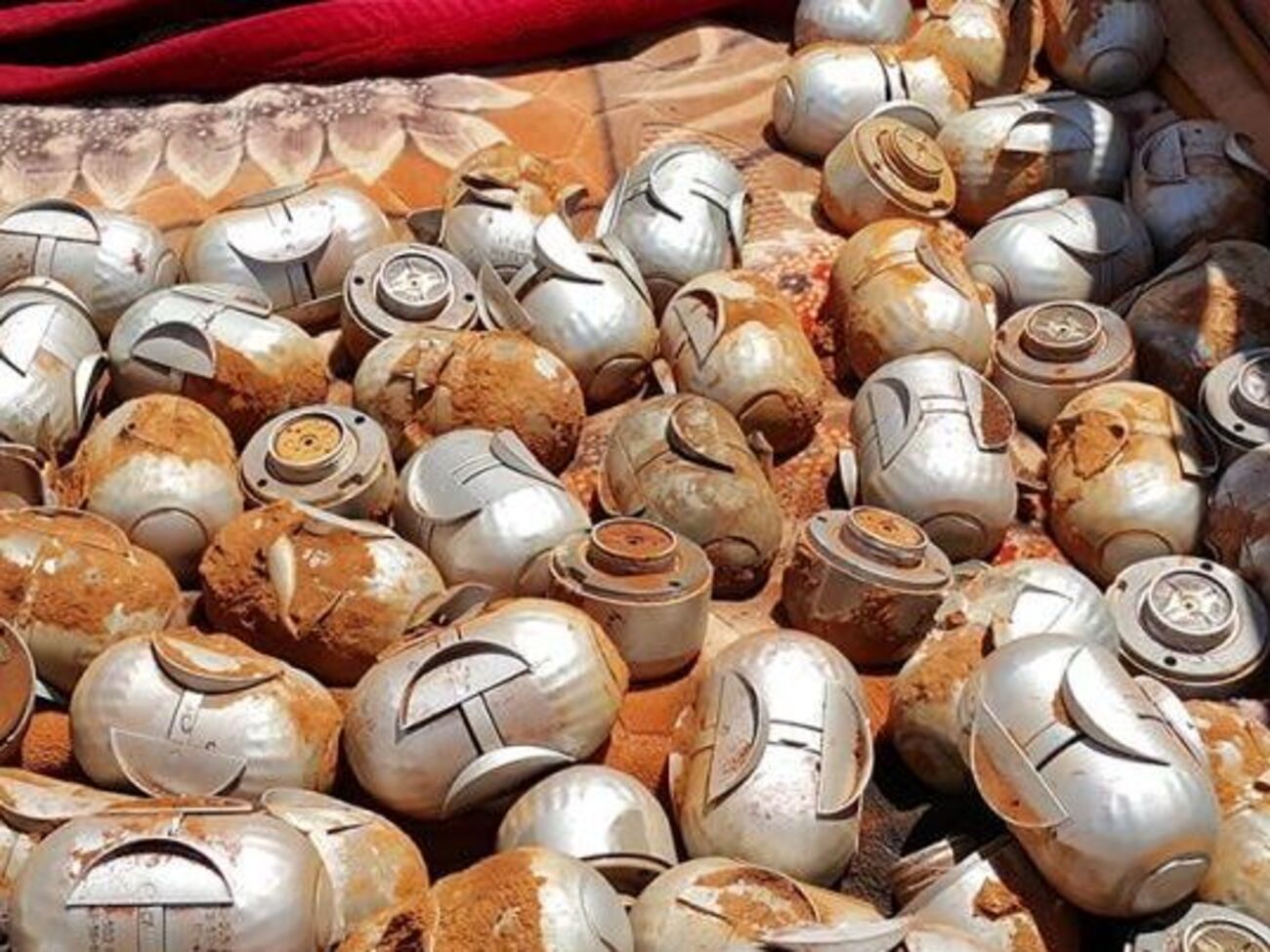 Неразорвавшиеся кассетные боеприпасы,&nbsp;собранные после удара по окраине городка Терманин в провинции Идлиб 11 июля