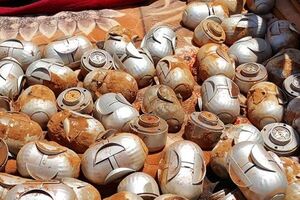 Неразорвавшиеся кассетные боеприпасы, собранные после удара по окраине городка Терманин в провинции Идлиб 11 июля