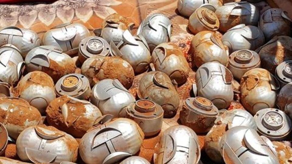 Неразорвавшиеся кассетные боеприпасы, собранные после удара по окраине городка Терманин в провинции Идлиб 11 июля