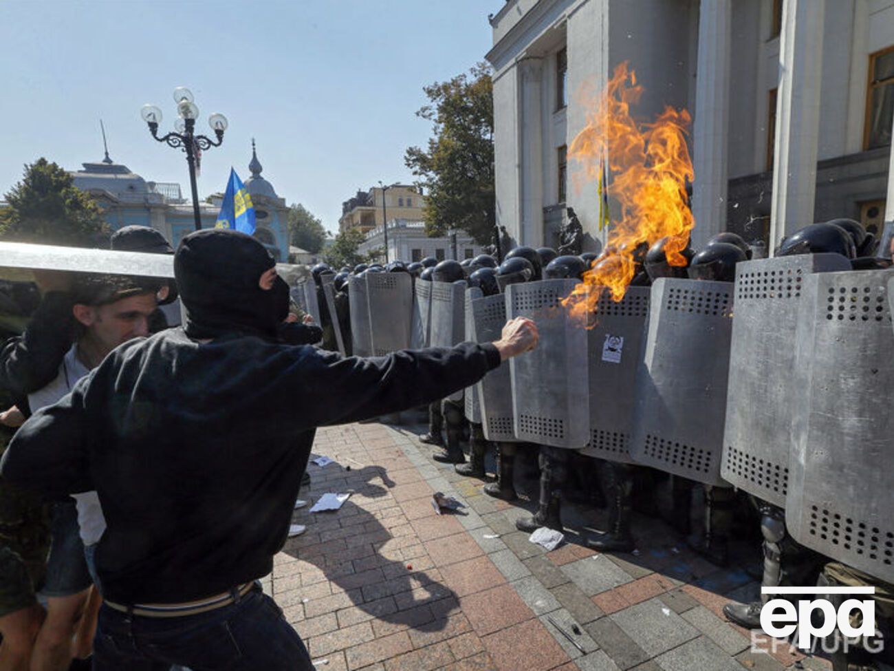 Во время столкновений у здания парламента погибли четыре милиционера