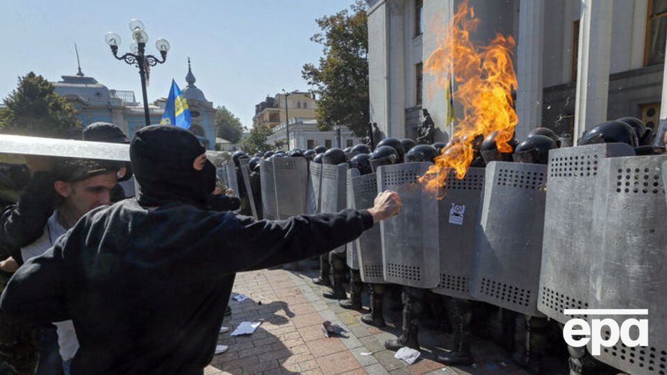 Во время столкновений у здания парламента погибли четыре милиционера