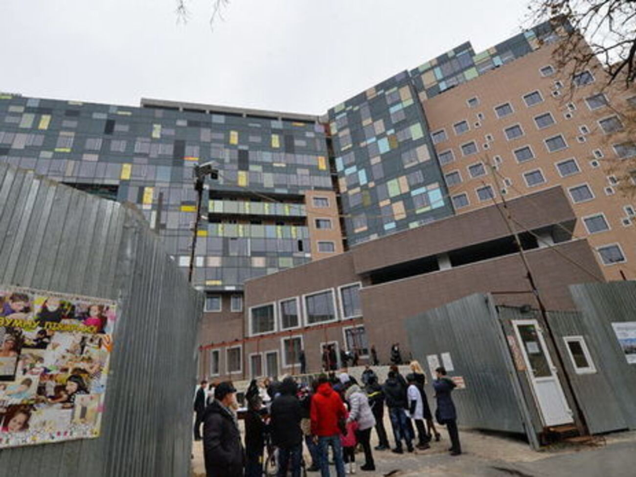 Третьему подозреваемому в хищении средств "Охматдета" не избрали меру пресечения, так как он находится в больнице