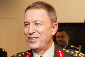 Хулуси Акар, возглавляющий Генштаб с августа 2015 года, останется на своем посту