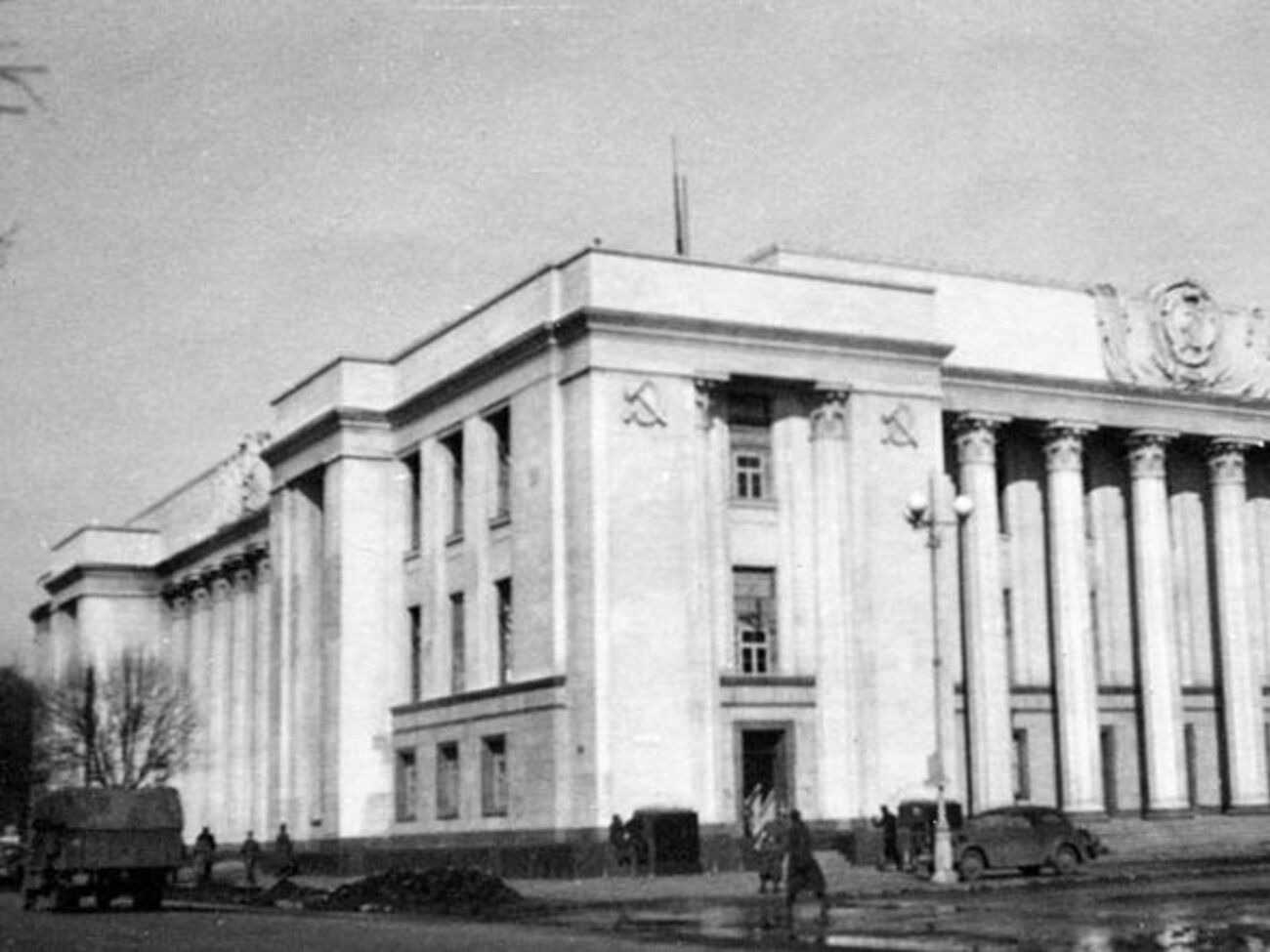1942 год. Здание Верховного Совета УССР. Располагалось на улице Кирова (ныне Михаила Грушевского)