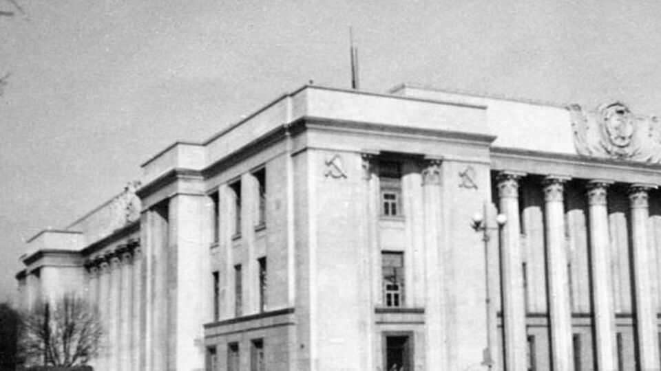 1942 год. Здание Верховного Совета УССР. Располагалось на улице Кирова (ныне Михаила Грушевского)
