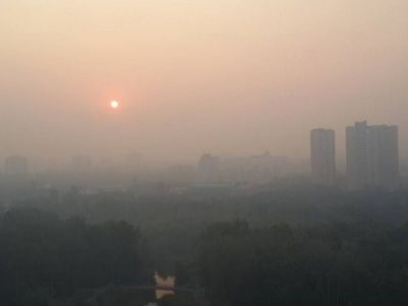 В Киеве жаркая погода способствует накоплению и удержанию вредных примесей в приземном слое воздуха