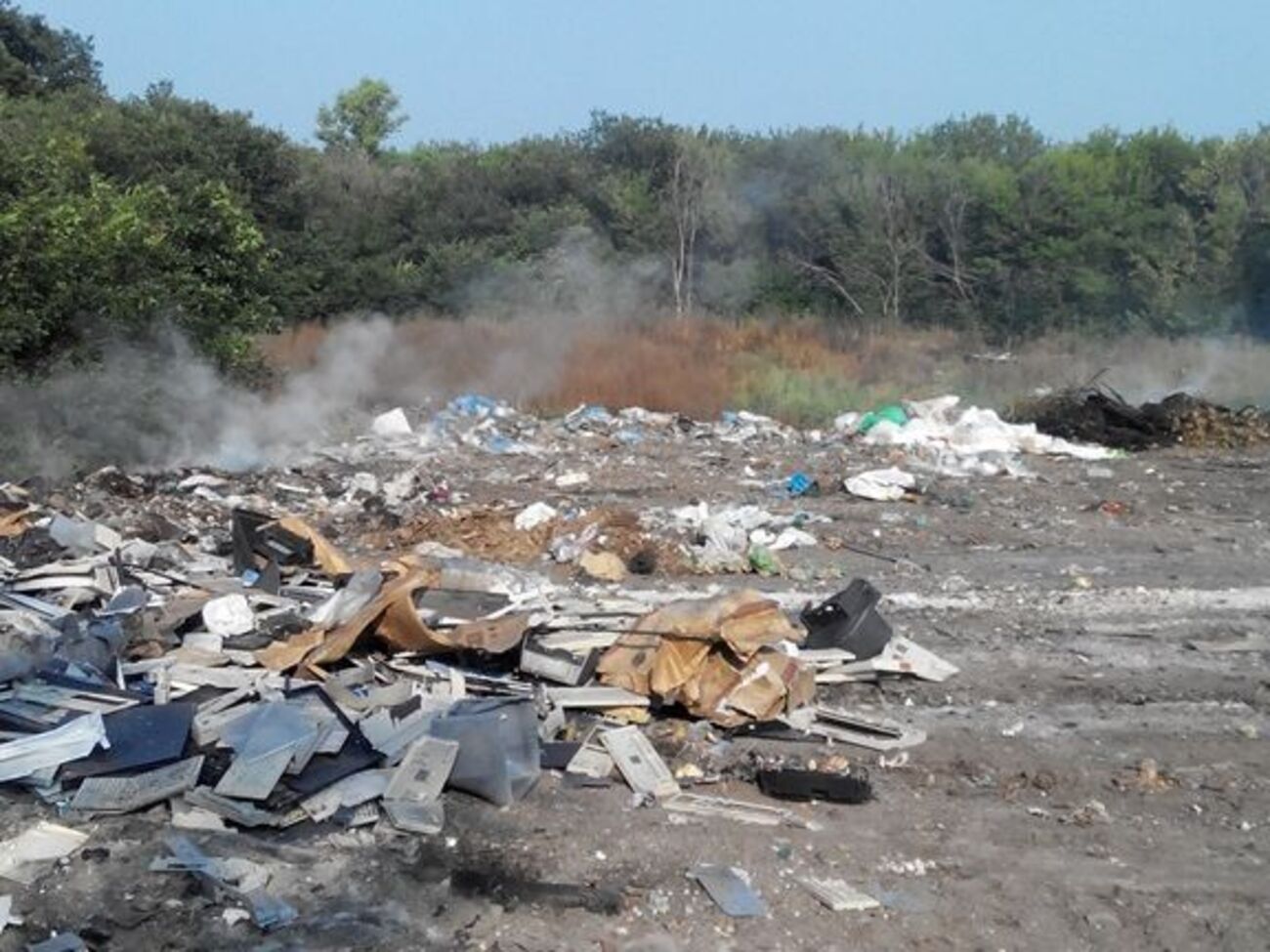Спасатели локализовали возгорание на мусорной свалке в Киевской области