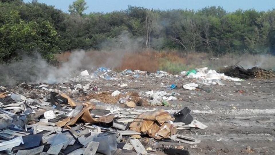 Спасатели локализовали возгорание на мусорной свалке в Киевской области