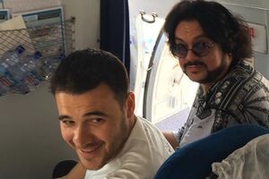 Киркоров (на фото справа) показал фигуру в шортах