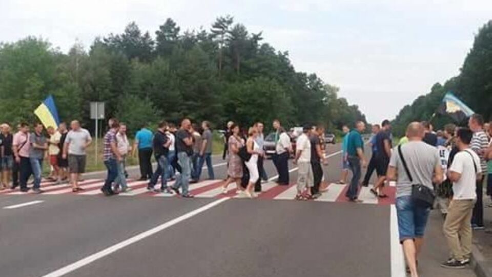 Шахтеры не пропускают автотранспорт на трассе Львов – Рава-Русская