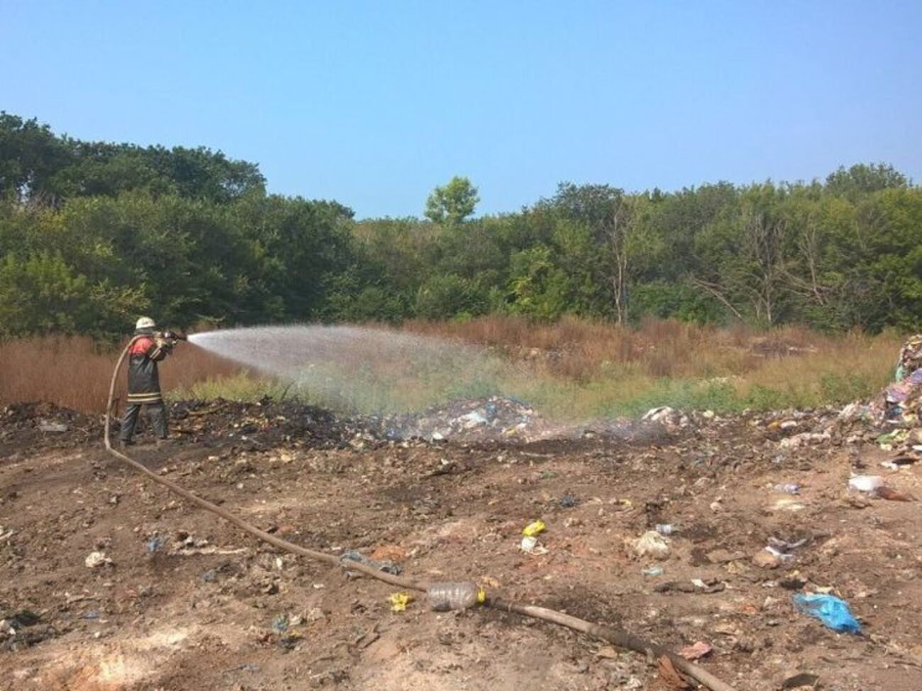 Спасатели потушили возгорание на мусорной свалке в Киевской области