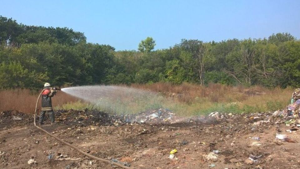Спасатели потушили возгорание на мусорной свалке в Киевской области