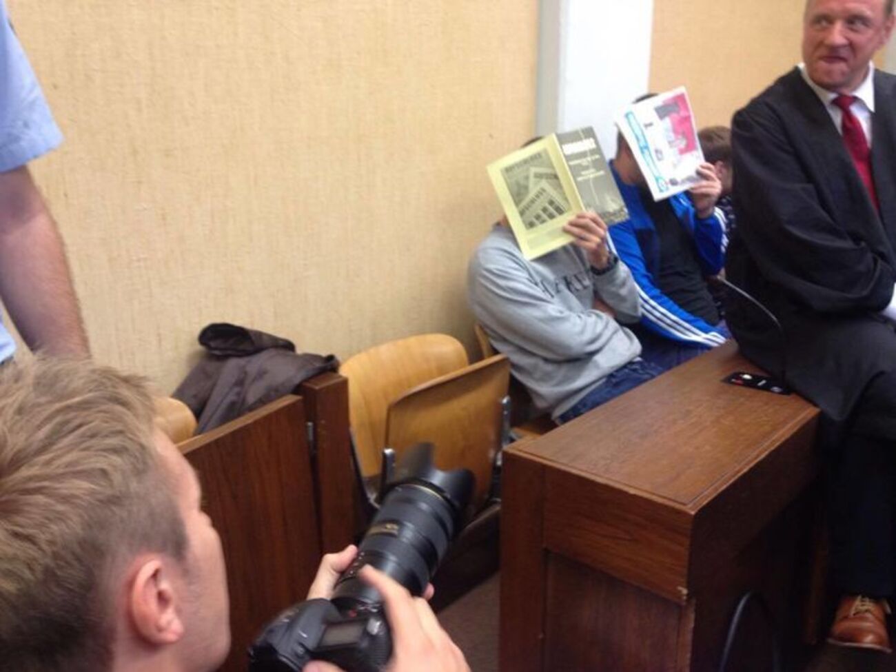 Россияне закрывали лица от журналистов