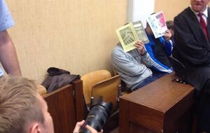 Россияне закрывали лица от журналистов