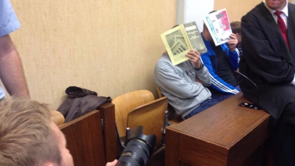 Россияне закрывали лица от журналистов