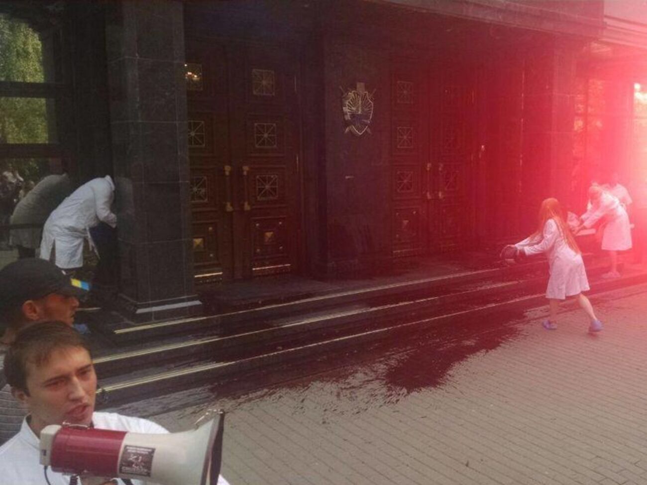Активисты требуют "прекратить пить кровь патриотов"