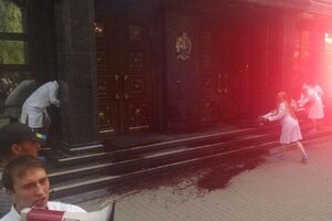 Активисты требуют "прекратить пить кровь патриотов"