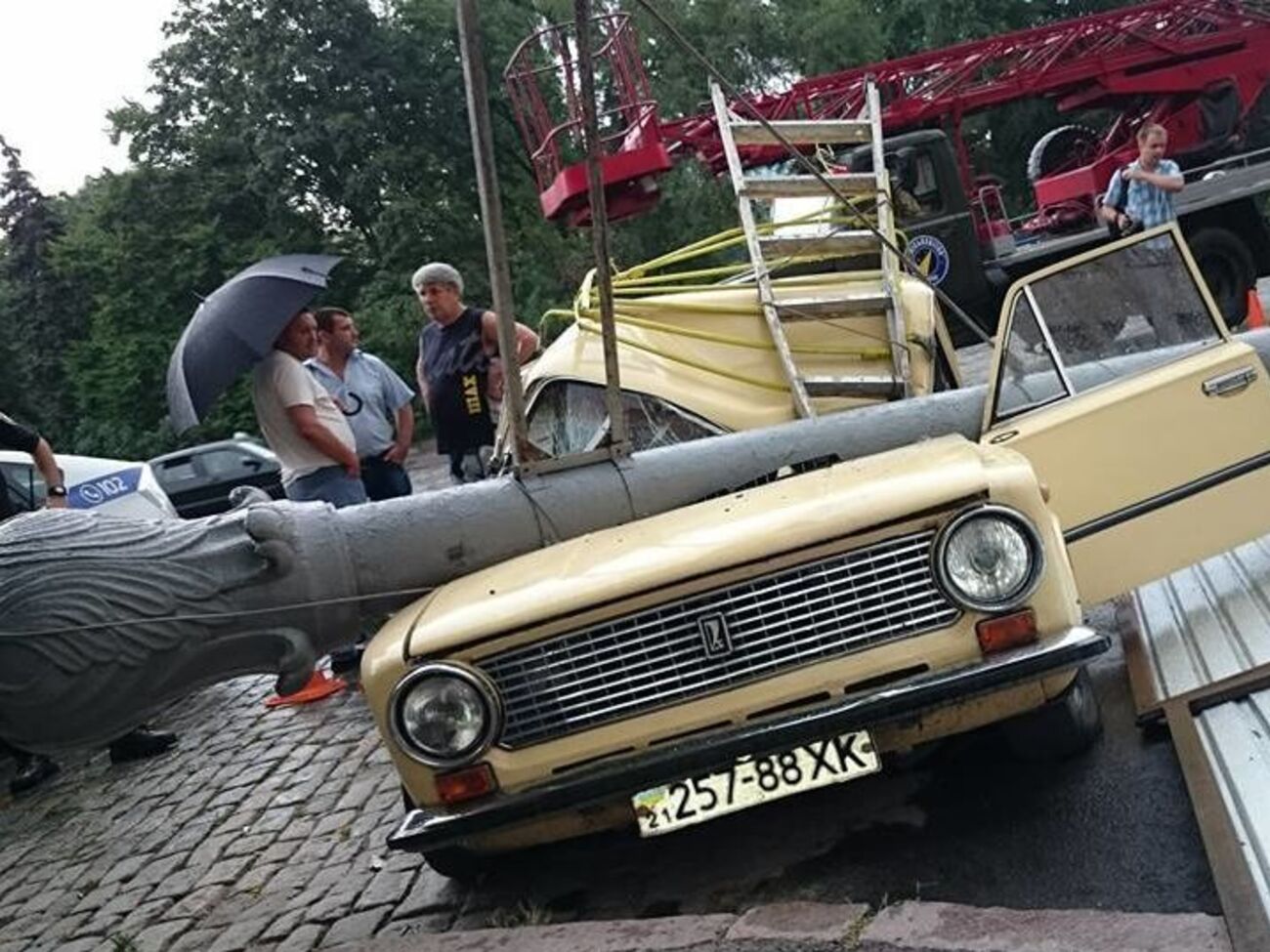 В Харькове на машину упал столб, водитель в больнице. Фоторепортаж