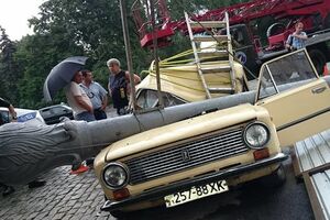 В Харькове на машину упал столб, водитель в больнице. Фоторепортаж