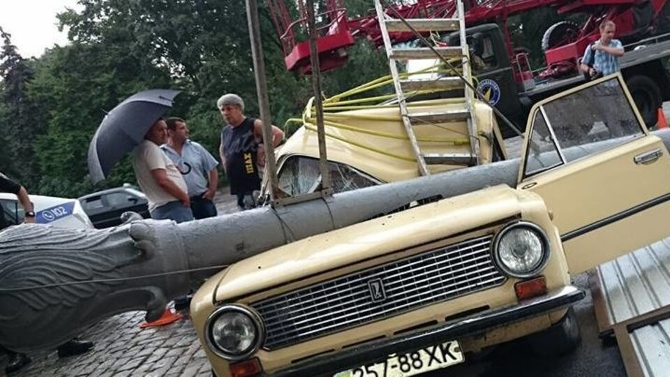 В Харькове на машину упал столб, водитель в больнице. Фоторепортаж