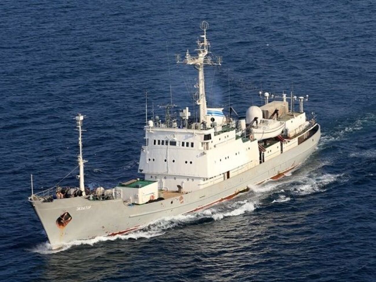 Российский "Экватор" следит за учениями в Черном море