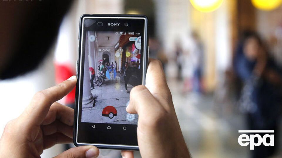 Фото с водителем автобуса, играющим в Pokemon Go, вызвали возмущения в стране