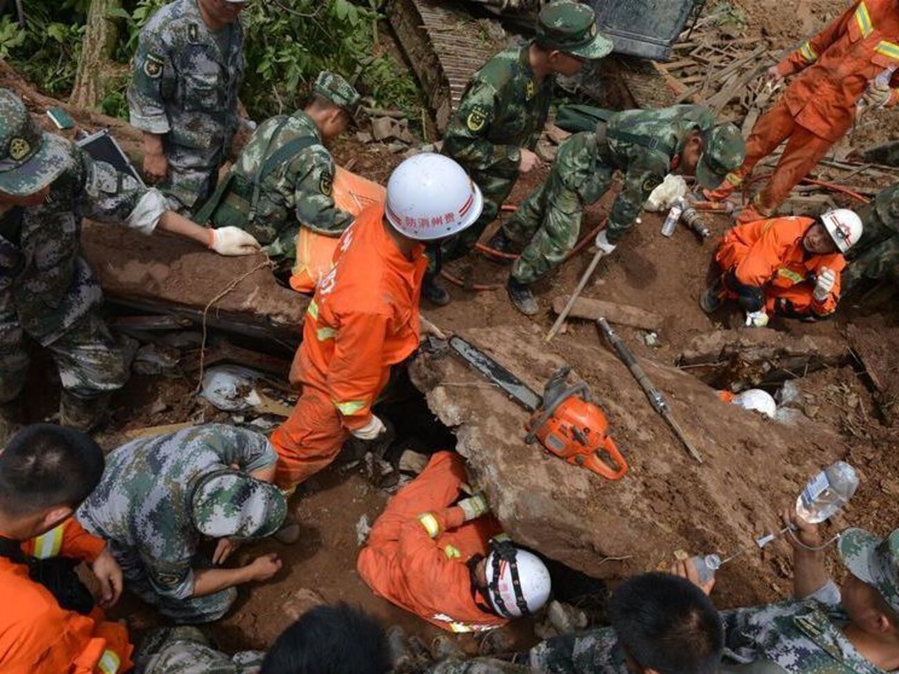 После схода оползня в Китае спасателям удалось спасти семерых человек