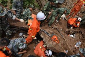 После схода оползня в Китае спасателям удалось спасти семерых человек