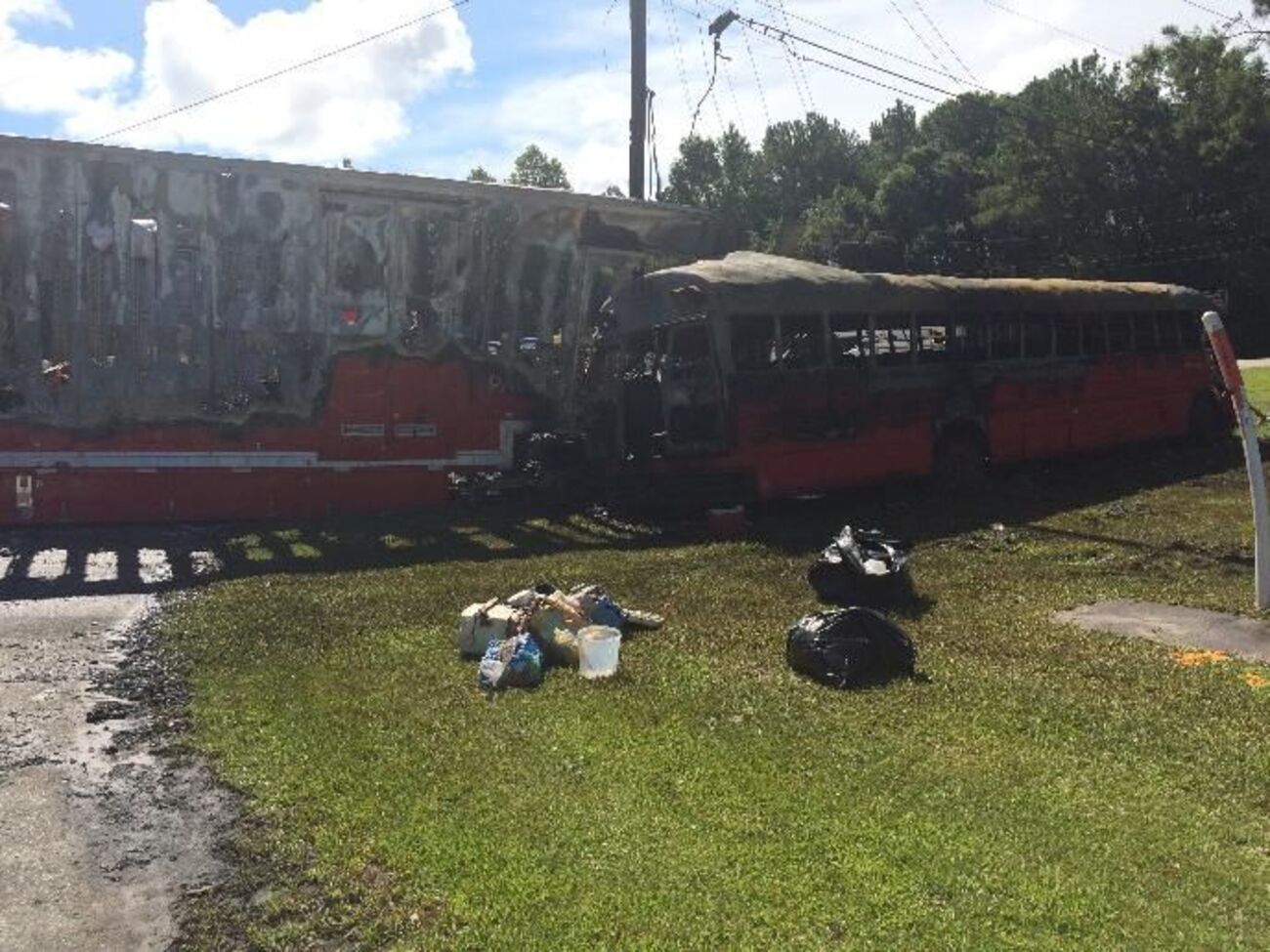 В США&nbsp;грузовик врезался в ехавший на красный свет автобус, после чего обе машины загорелись