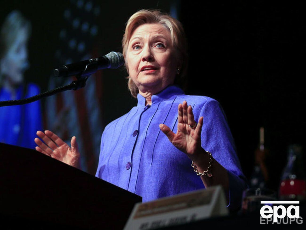 Клинтон пообщалась с агентами ФБР