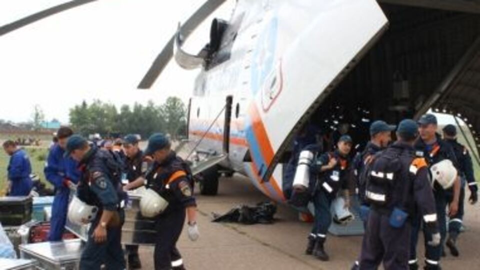 На месте крушения самолета МЧС Ил-76 продолжаются поисковые работы