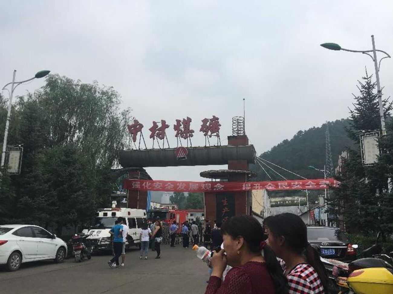 12 горняков оказались заблокированными в затопленной китайской шахте