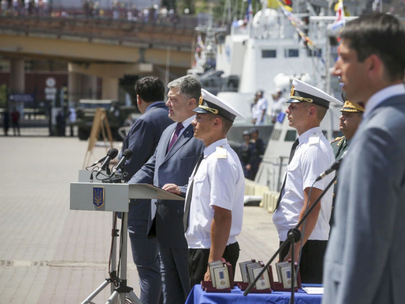 Петр Порошенко приказал предоставить морякам общежития у Одесского морского порта