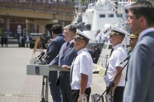 Петр Порошенко приказал предоставить морякам общежития у Одесского морского порта