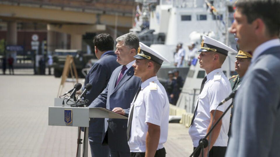 Петр Порошенко приказал предоставить морякам общежития у Одесского морского порта